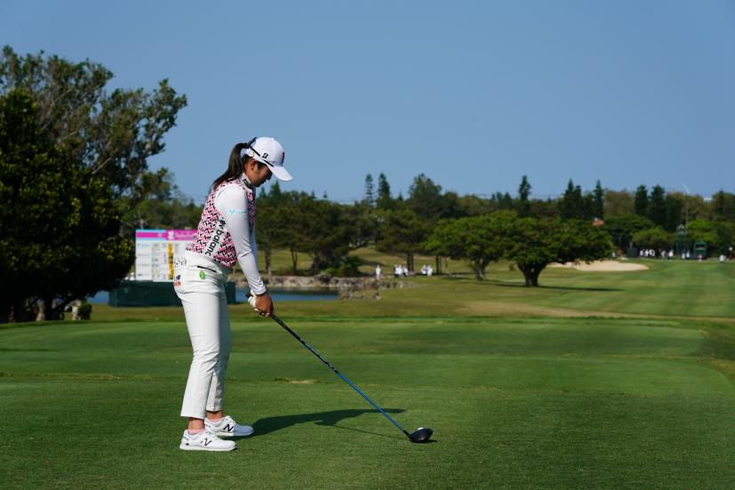 稲見萌寧のドライバースイング（後方）連続写真【2022年ダイキンオーキッドレディスゴルフトーナメント】