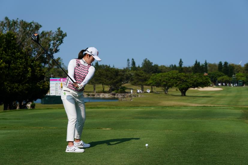 稲見萌寧のドライバースイング（後方）連続写真【2022年ダイキンオーキッドレディスゴルフトーナメント】