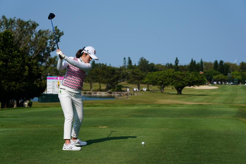 稲見萌寧のドライバースイング（後方）連続写真【2022年ダイキンオーキッドレディスゴルフトーナメント】