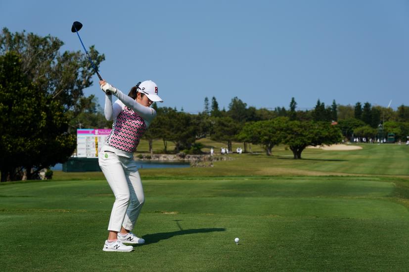 稲見萌寧のドライバースイング（後方）連続写真【2022年ダイキンオーキッドレディスゴルフトーナメント】