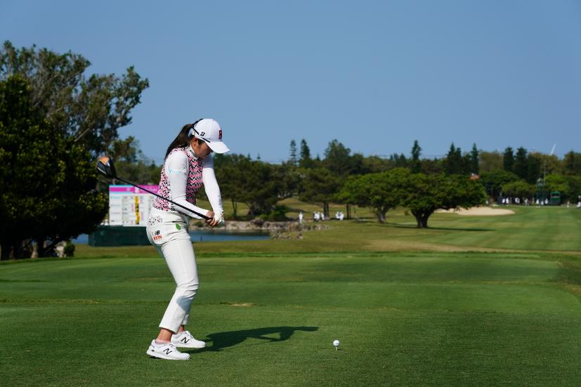稲見萌寧のドライバースイング（後方）連続写真【2022年ダイキンオーキッドレディスゴルフトーナメント】