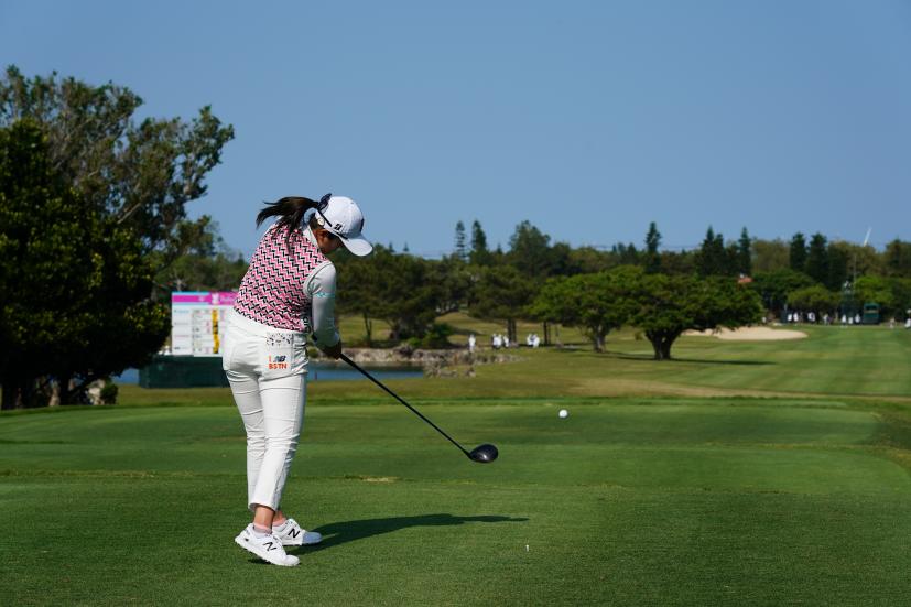 稲見萌寧のドライバースイング（後方）連続写真【2022年ダイキンオーキッドレディスゴルフトーナメント】