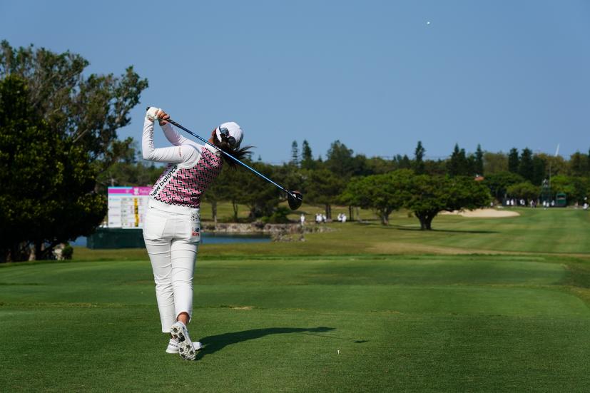 稲見萌寧のドライバースイング（後方）連続写真【2022年ダイキンオーキッドレディスゴルフトーナメント】