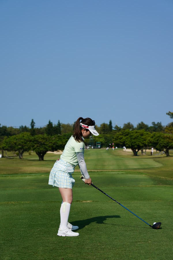 西村優菜のドライバースイング（後方）連続写真【2022年ダイキンオーキッドレディスゴルフトーナメント】