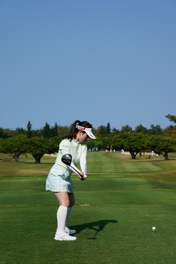 西村優菜のドライバースイング（後方）連続写真【2022年ダイキンオーキッドレディスゴルフトーナメント】