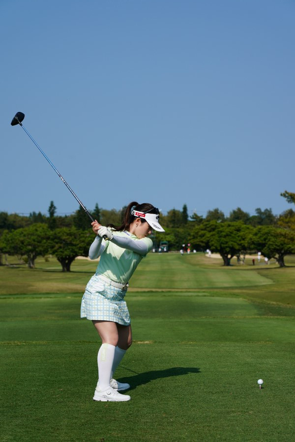 西村優菜のドライバースイング（後方）連続写真【2022年ダイキンオーキッドレディスゴルフトーナメント】