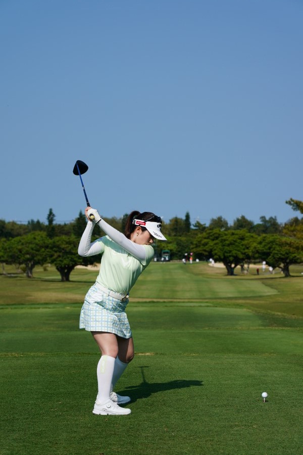 西村優菜のドライバースイング（後方）連続写真【2022年ダイキンオーキッドレディスゴルフトーナメント】