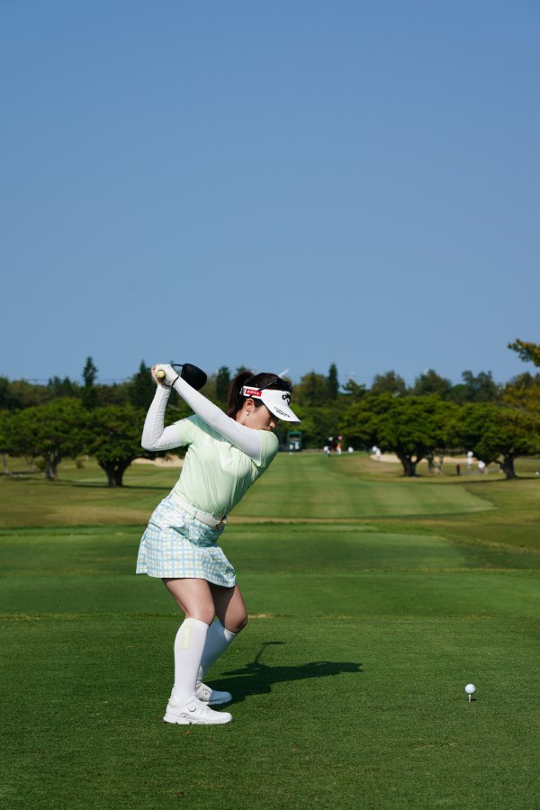 西村優菜のドライバースイング（後方）連続写真【2022年ダイキンオーキッドレディスゴルフトーナメント】