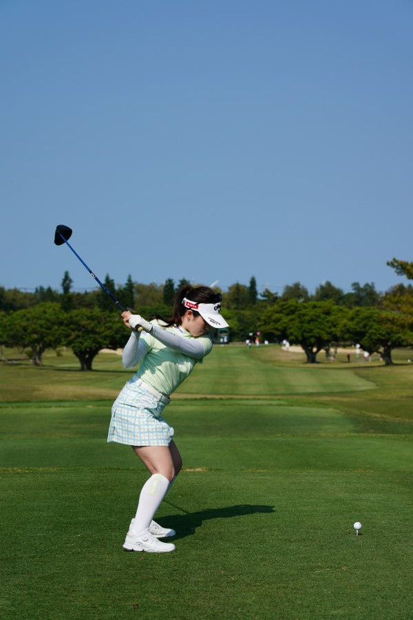 西村優菜のドライバースイング（後方）連続写真【2022年ダイキンオーキッドレディスゴルフトーナメント】