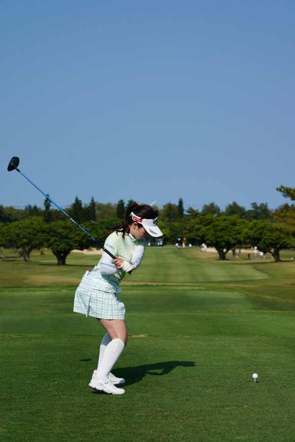 西村優菜のドライバースイング（後方）連続写真【2022年ダイキンオーキッドレディスゴルフトーナメント】