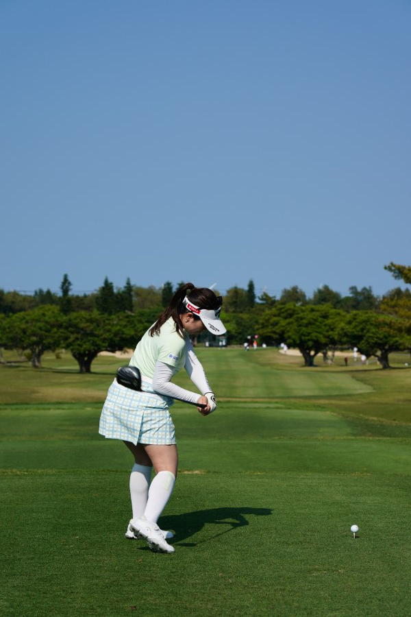 西村優菜のドライバースイング（後方）連続写真【2022年ダイキンオーキッドレディスゴルフトーナメント】
