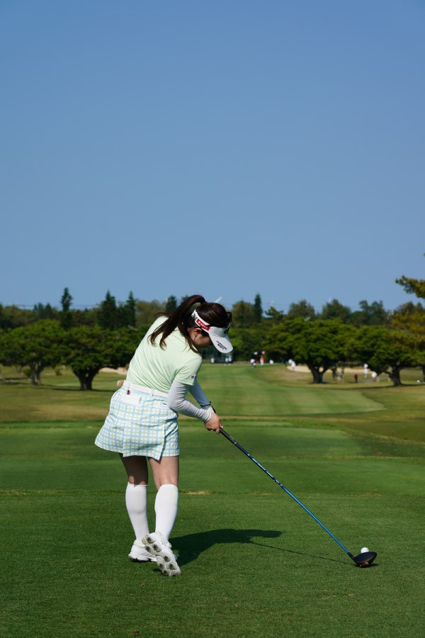 西村優菜のドライバースイング（後方）連続写真【2022年ダイキンオーキッドレディスゴルフトーナメント】