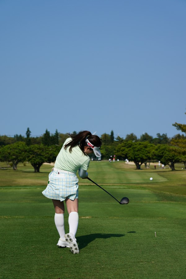 西村優菜のドライバースイング（後方）連続写真【2022年ダイキンオーキッドレディスゴルフトーナメント】