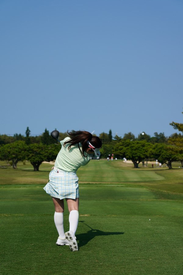西村優菜のドライバースイング（後方）連続写真【2022年ダイキンオーキッドレディスゴルフトーナメント】