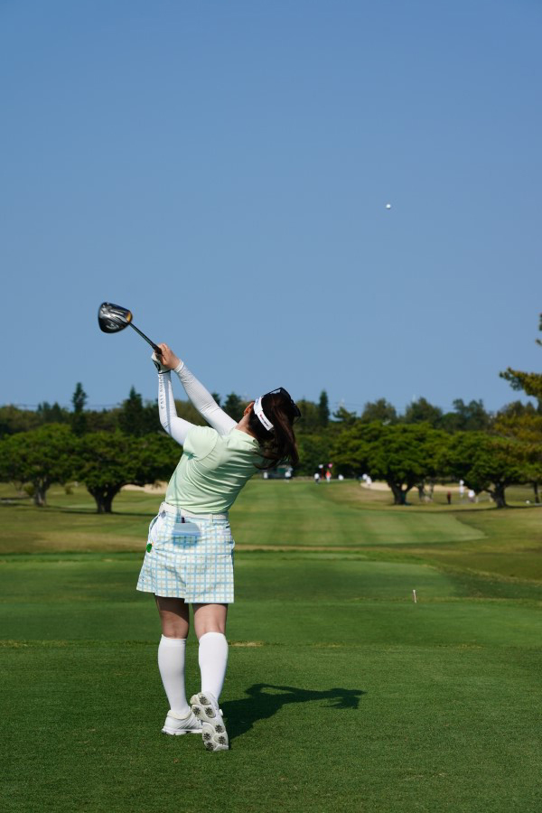 西村優菜のドライバースイング（後方）連続写真【2022年ダイキンオーキッドレディスゴルフトーナメント】