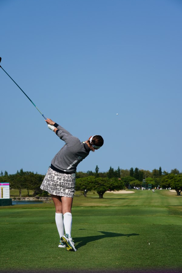 原英莉花のドライバースイング（後方）連続写真【2022年ダイキンオーキッドレディスゴルフトーナメント】