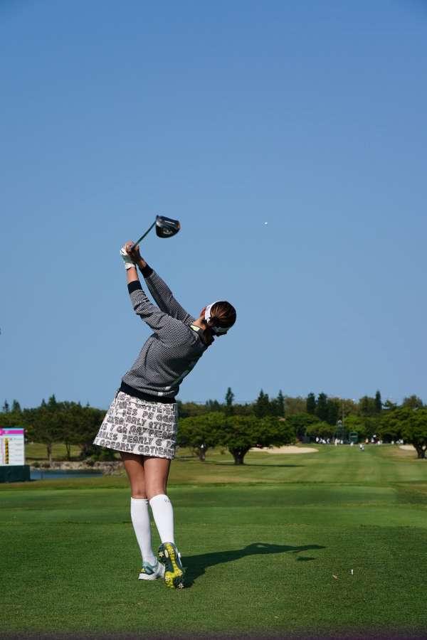 原英莉花のドライバースイング（後方）連続写真【2022年ダイキンオーキッドレディスゴルフトーナメント】
