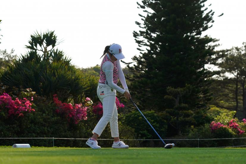 稲見萌寧のドライバースイング（斜め前方）連続写真【2022年ダイキンオーキッドレディスゴルフトーナメント】