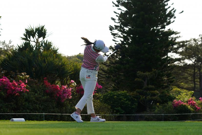 稲見萌寧のドライバースイング（斜め前方）連続写真【2022年ダイキンオーキッドレディスゴルフトーナメント】