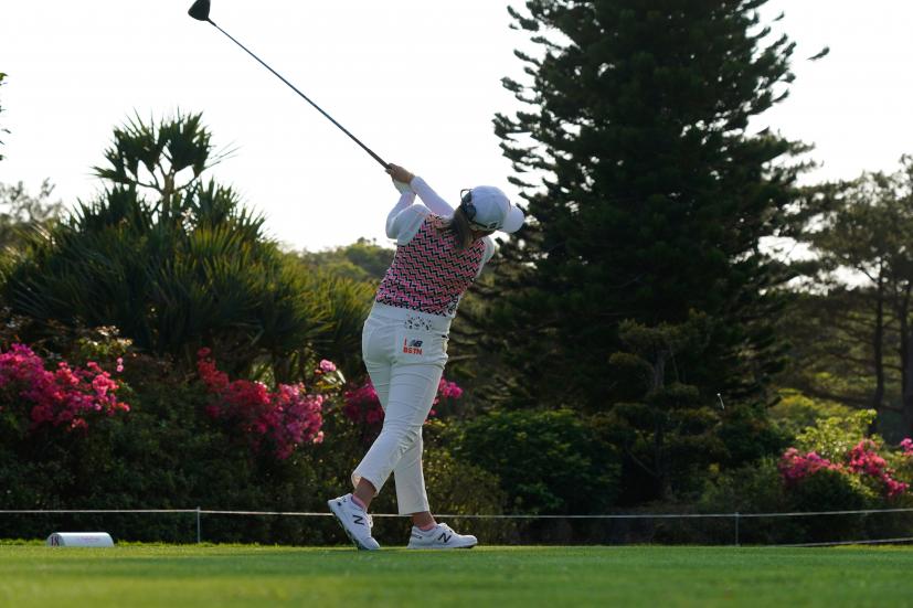 稲見萌寧のドライバースイング（斜め前方）連続写真【2022年ダイキンオーキッドレディスゴルフトーナメント】