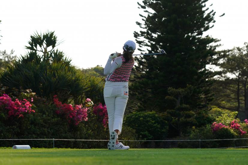 稲見萌寧のドライバースイング（斜め前方）連続写真【2022年ダイキンオーキッドレディスゴルフトーナメント】