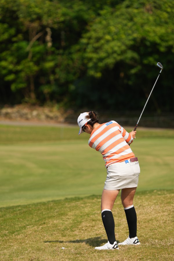 三ヶ島かなのアイアンスイング（ラフ）連続写真【2022年ダイキンオーキッドレディスゴルフトーナメント】