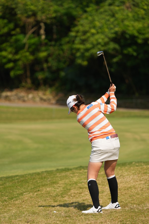 三ヶ島かなのアイアンスイング（ラフ）連続写真【2022年ダイキンオーキッドレディスゴルフトーナメント】