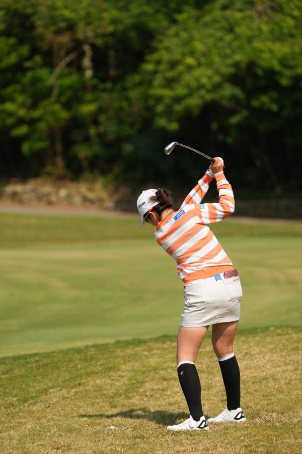 三ヶ島かなのアイアンスイング（ラフ）連続写真【2022年ダイキンオーキッドレディスゴルフトーナメント】