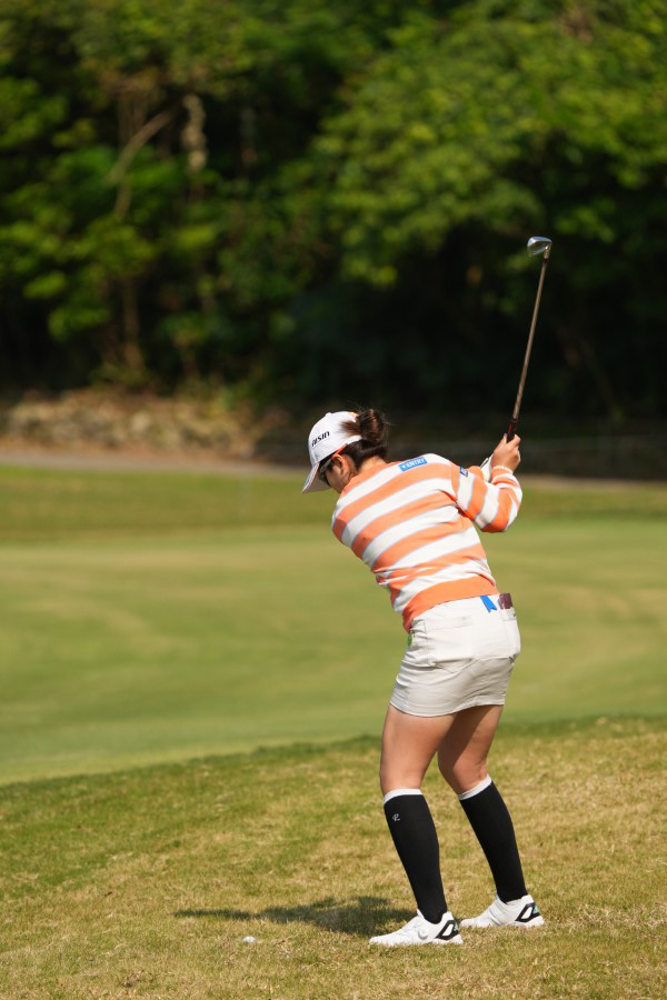 三ヶ島かなのアイアンスイング（ラフ）連続写真【2022年ダイキンオーキッドレディスゴルフトーナメント】