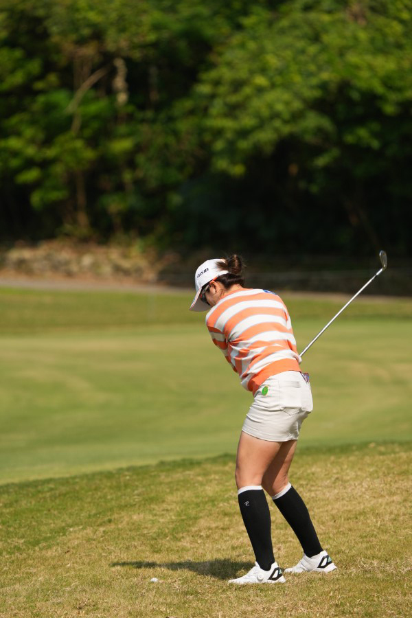 三ヶ島かなのアイアンスイング（ラフ）連続写真【2022年ダイキンオーキッドレディスゴルフトーナメント】