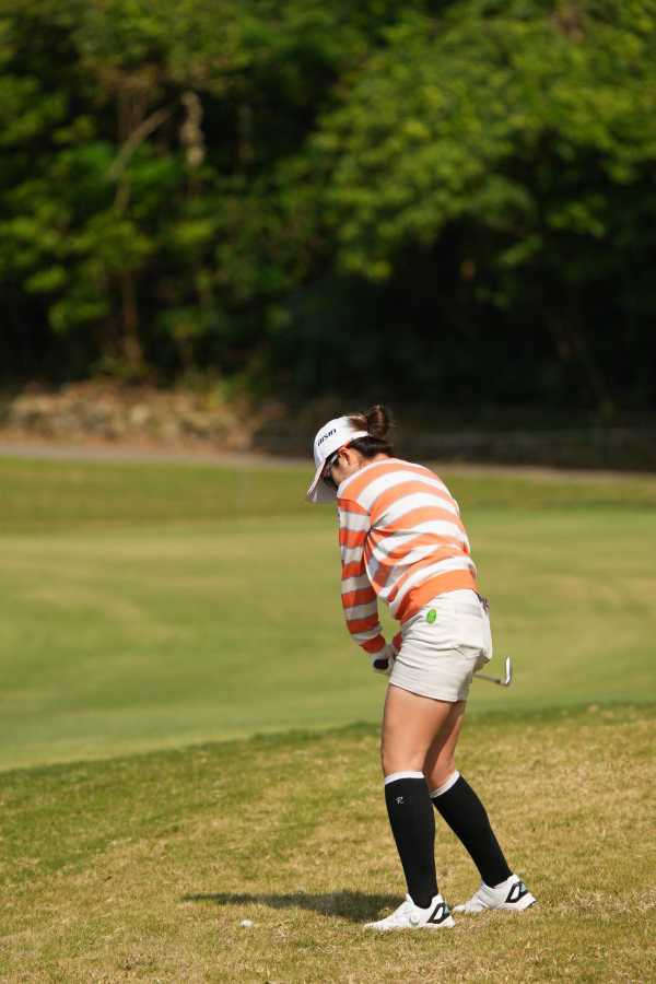 三ヶ島かなのアイアンスイング（ラフ）連続写真【2022年ダイキンオーキッドレディスゴルフトーナメント】