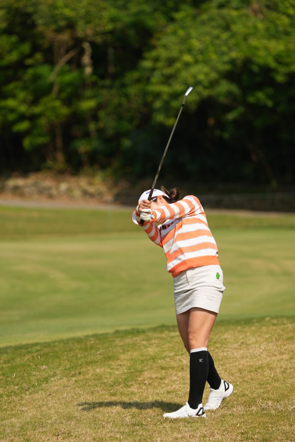 三ヶ島かなのアイアンスイング（ラフ）連続写真【2022年ダイキンオーキッドレディスゴルフトーナメント】