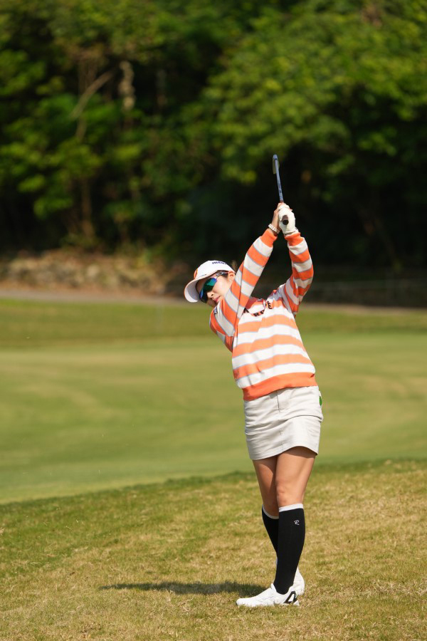 三ヶ島かなのアイアンスイング（ラフ）連続写真【2022年ダイキンオーキッドレディスゴルフトーナメント】