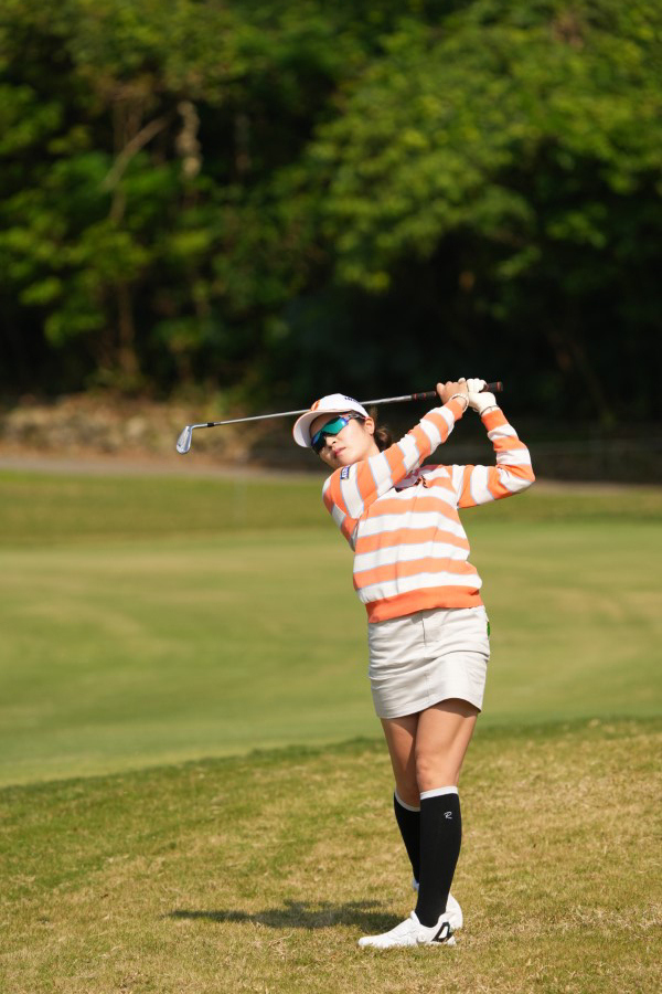 三ヶ島かなのアイアンスイング（ラフ）連続写真【2022年ダイキンオーキッドレディスゴルフトーナメント】