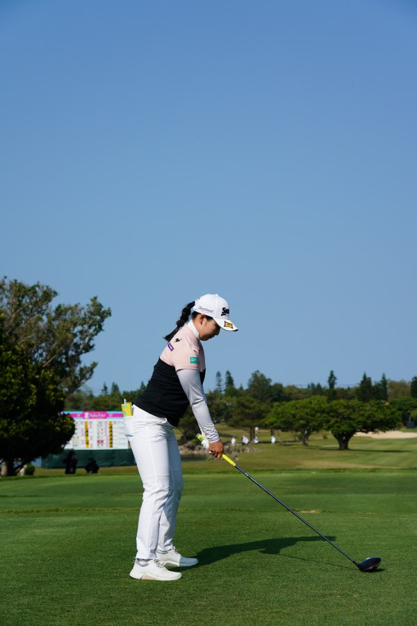 小祝さくらのドライバースイング（後方）連続写真【2022年ダイキンオーキッドレディスゴルフトーナメント】