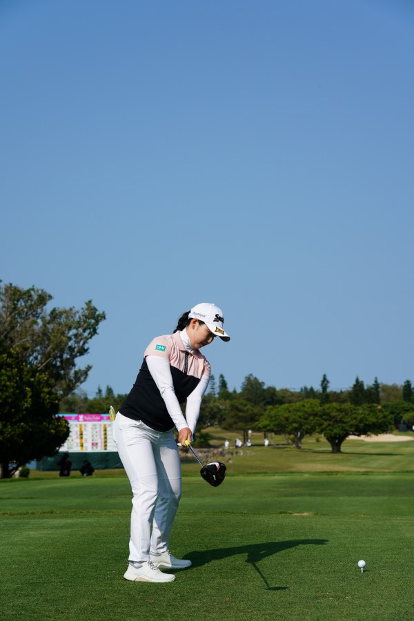小祝さくらのドライバースイング（後方）連続写真【2022年ダイキンオーキッドレディスゴルフトーナメント】