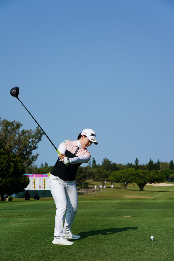 小祝さくらのドライバースイング（後方）連続写真【2022年ダイキンオーキッドレディスゴルフトーナメント】