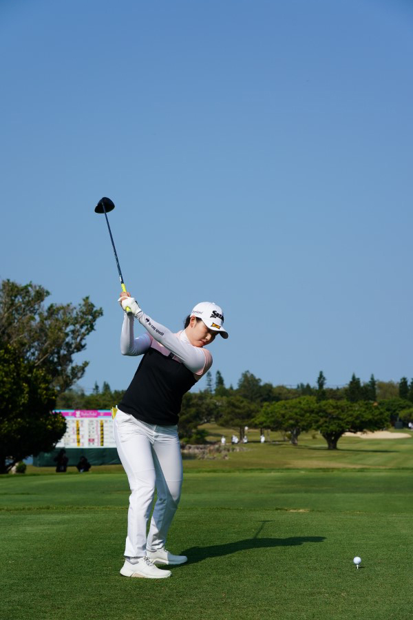 小祝さくらのドライバースイング（後方）連続写真【2022年ダイキンオーキッドレディスゴルフトーナメント】