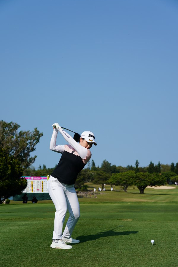 小祝さくらのドライバースイング（後方）連続写真【2022年ダイキンオーキッドレディスゴルフトーナメント】