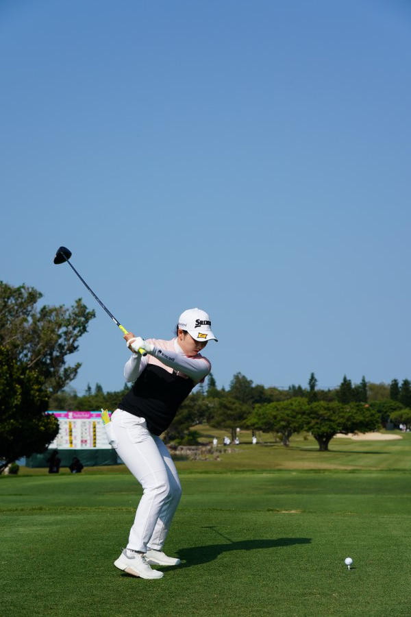 小祝さくらのドライバースイング（後方）連続写真【2022年ダイキンオーキッドレディスゴルフトーナメント】