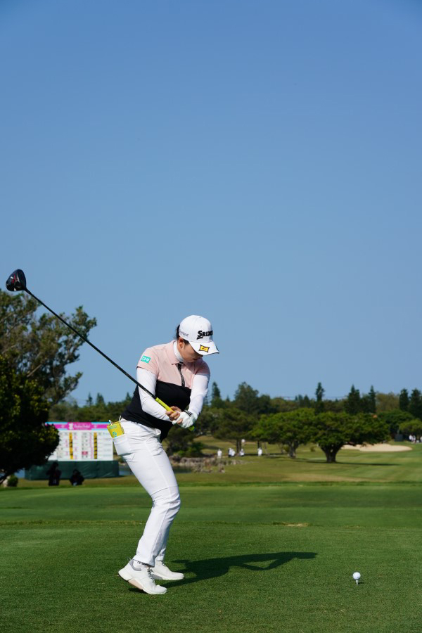 小祝さくらのドライバースイング（後方）連続写真【2022年ダイキンオーキッドレディスゴルフトーナメント】