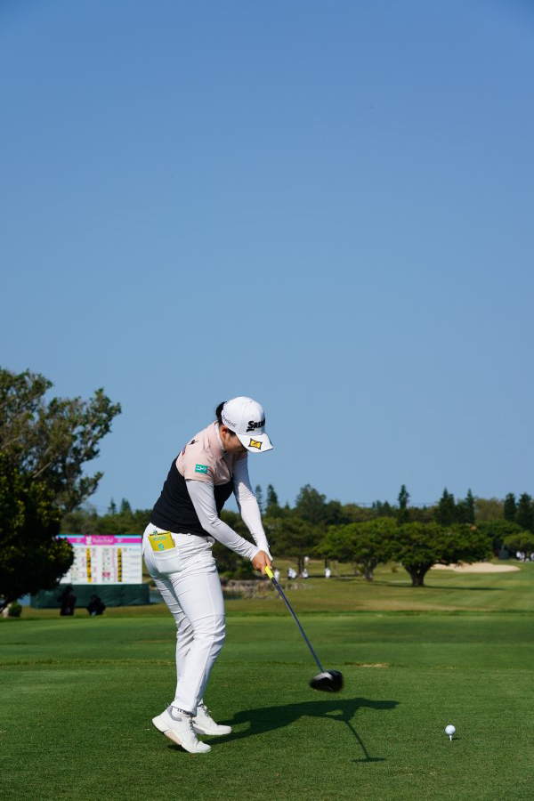 小祝さくらのドライバースイング（後方）連続写真【2022年ダイキンオーキッドレディスゴルフトーナメント】