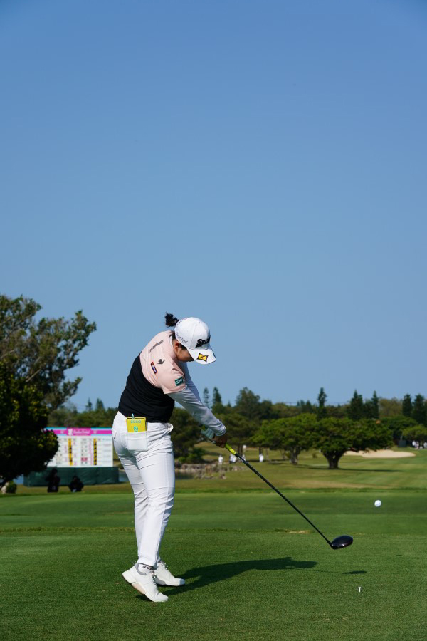 小祝さくらのドライバースイング（後方）連続写真【2022年ダイキンオーキッドレディスゴルフトーナメント】