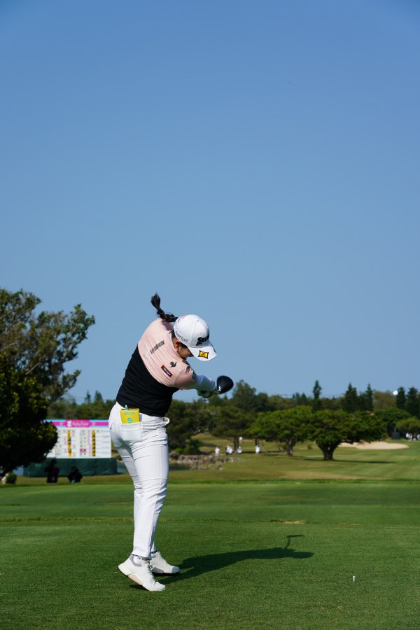 小祝さくらのドライバースイング（後方）連続写真【2022年ダイキンオーキッドレディスゴルフトーナメント】