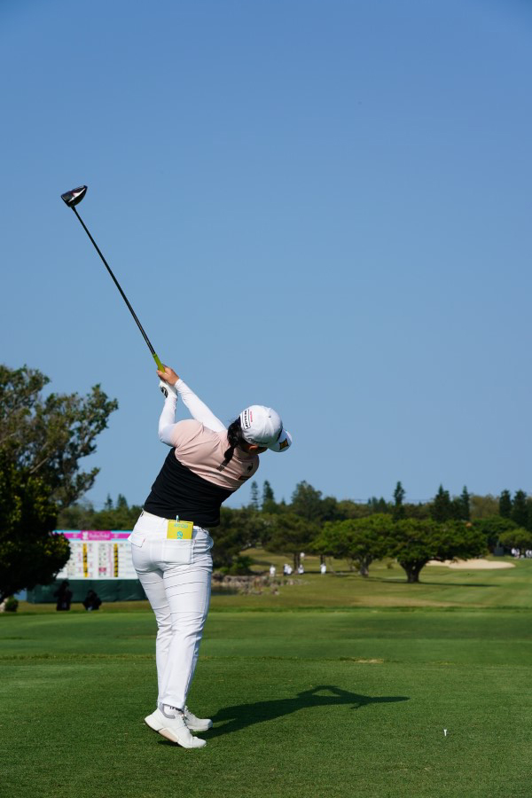 小祝さくらのドライバースイング（後方）連続写真【2022年ダイキンオーキッドレディスゴルフトーナメント】