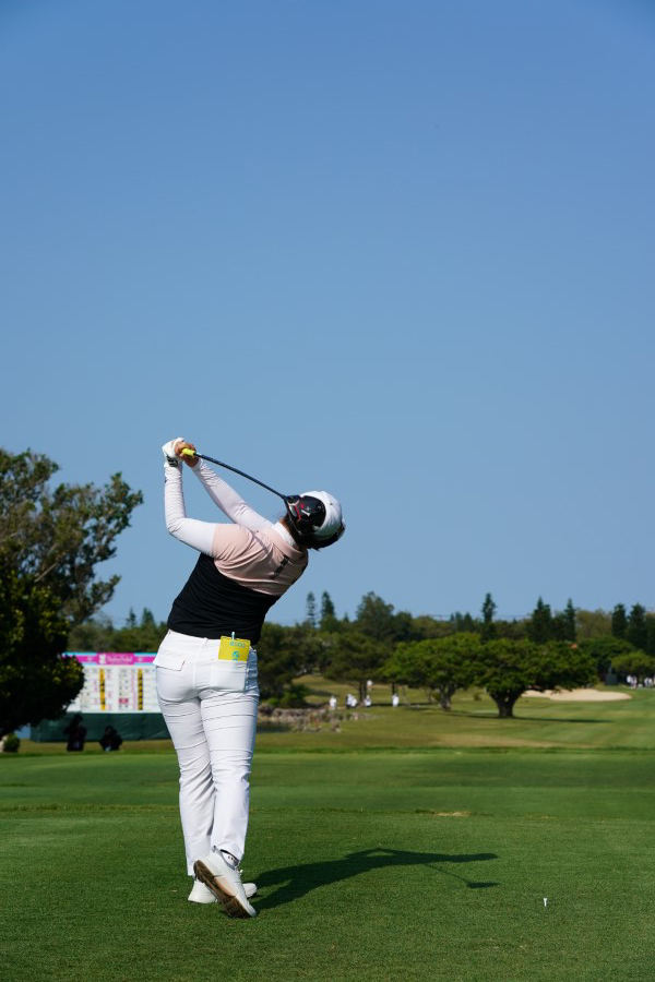 小祝さくらのドライバースイング（後方）連続写真【2022年ダイキンオーキッドレディスゴルフトーナメント】