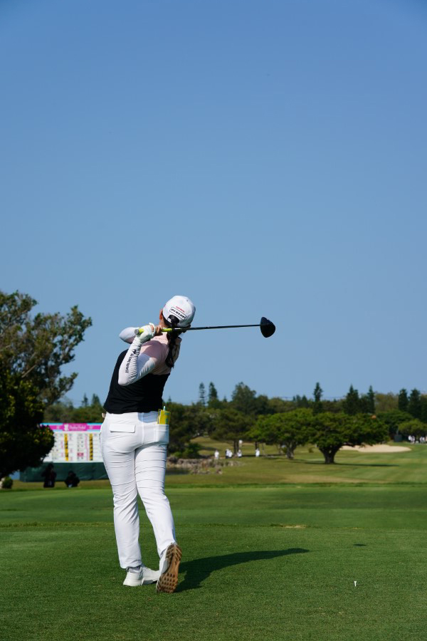 小祝さくらのドライバースイング（後方）連続写真【2022年ダイキンオーキッドレディスゴルフトーナメント】