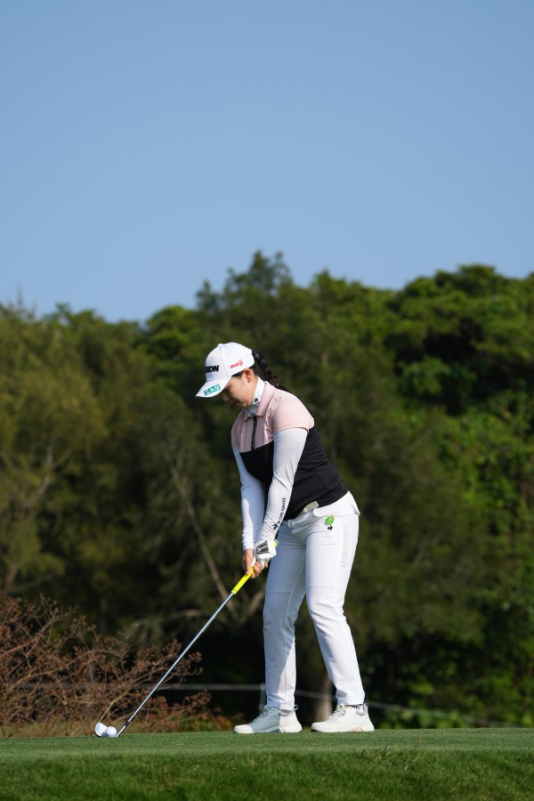 小祝さくらのアイアンスイング（ティショット）連続写真【2022年ダイキンオーキッドレディスゴルフトーナメント】