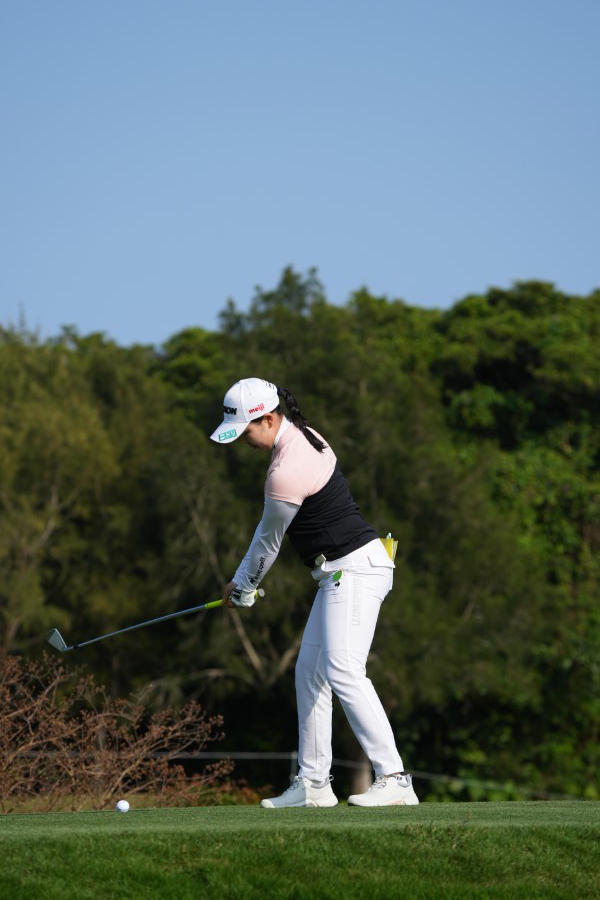 小祝さくらのアイアンスイング（ティショット）連続写真【2022年ダイキンオーキッドレディスゴルフトーナメント】