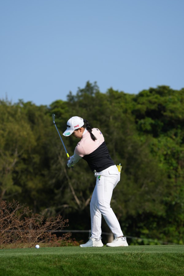 小祝さくらのアイアンスイング（ティショット）連続写真【2022年ダイキンオーキッドレディスゴルフトーナメント】